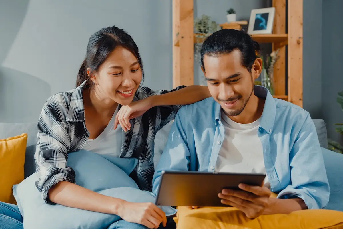 A young couple is browsing financial literacy articles.